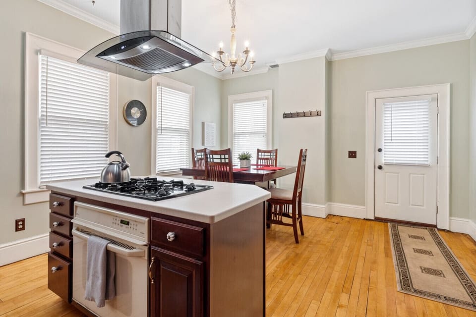 Bright, roomy kitchen w/gas range.