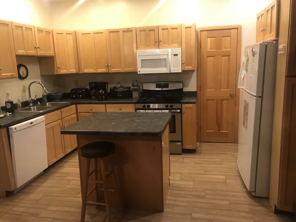 Full kitchen