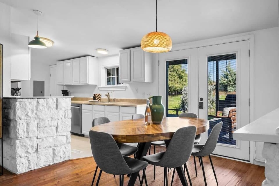 The Oaks Dining table for 6