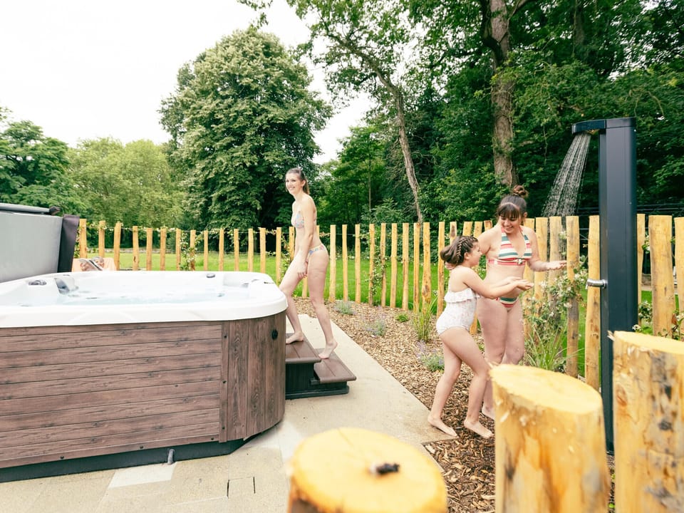 Outdoor spa tub