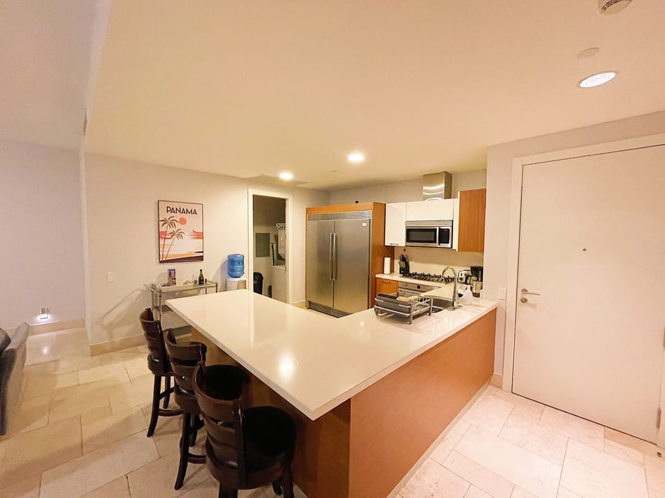 A well-equipped kitchen for all your cooking needs / Una cocina bien equipada 