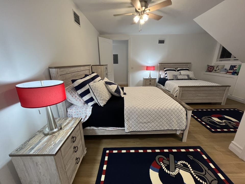 Upstairs bedroom with en-suite full bathroom 