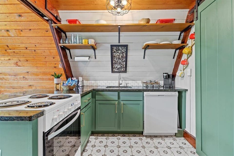 Full kitchen.