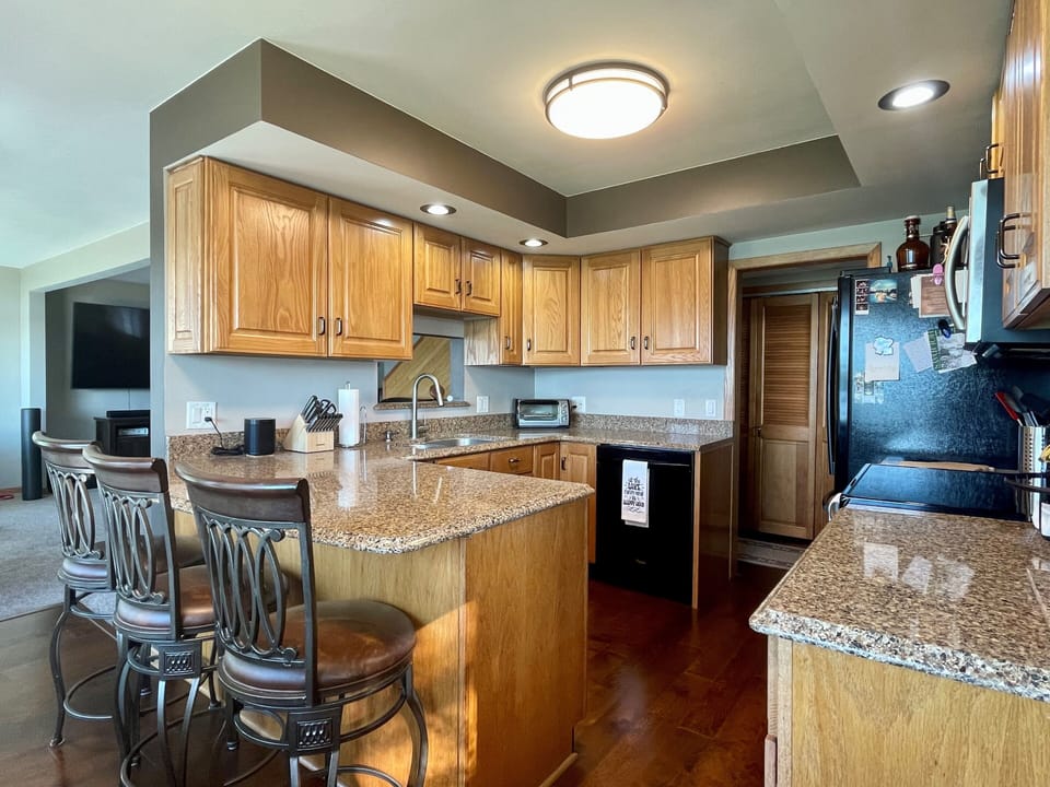 Kitchen with Breakfast Bar