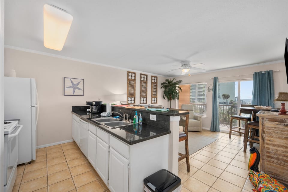 Lovely kitchen den and VIEW!