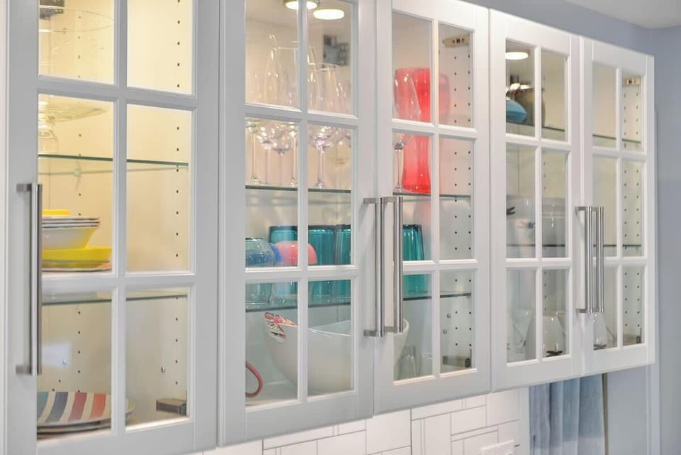 Fully equipped modern kitchen.