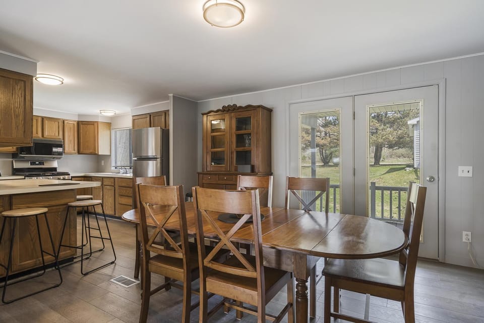 Kitchen & Dining