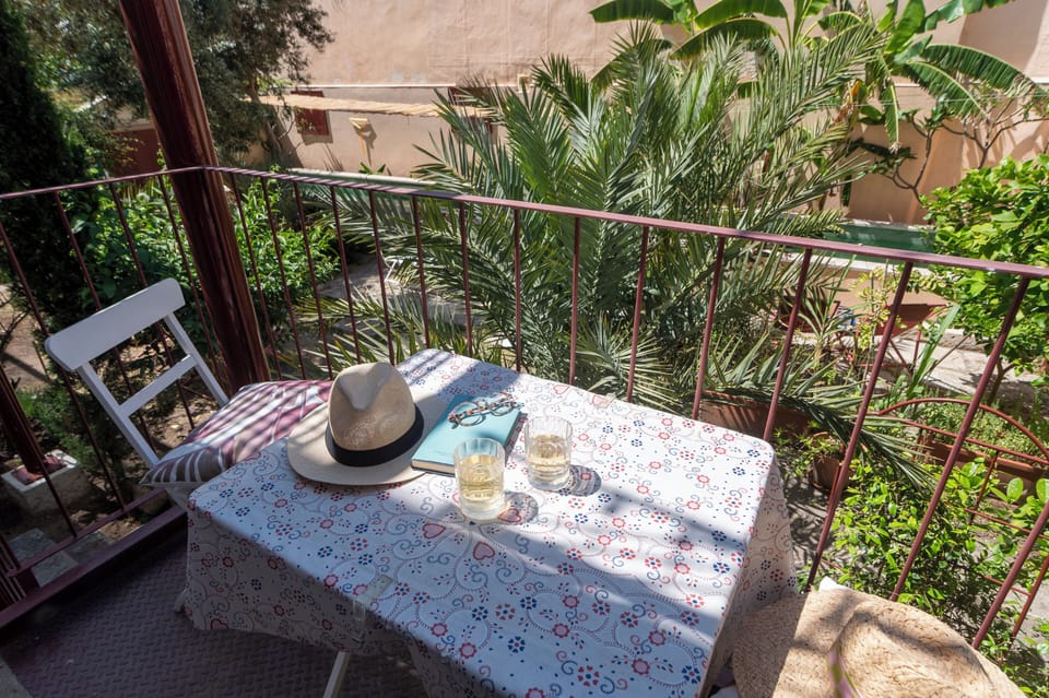 Terraço exterior em frente à cozinha