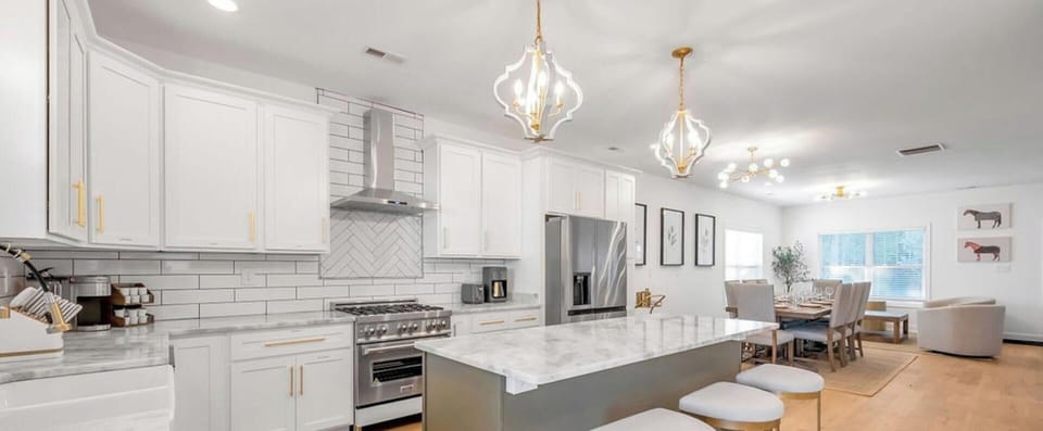  Pour your
coffee at the
waterfall island while
the crew trickles in —
this kitchen was built
for a dozen people to
cook together.

