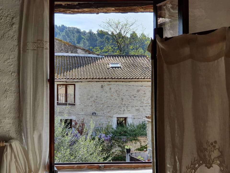 großes Schlafzimmer, Blick aus dem Fenster - Big Bed Room, view through window 