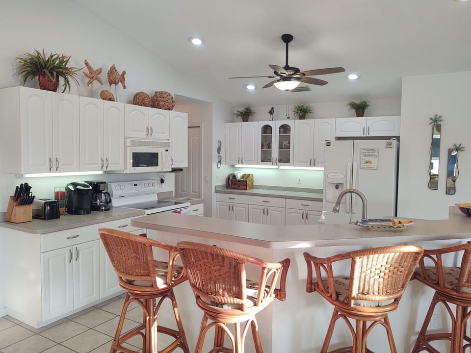 Lg Open Kitchen w Eat in Bar Seats 4-6