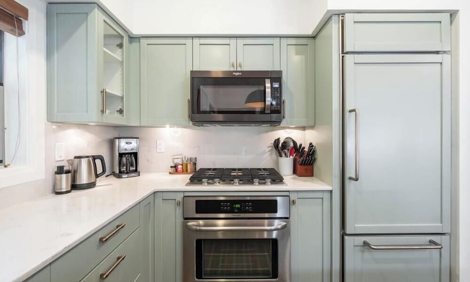 Full kitchen: High-end appliances