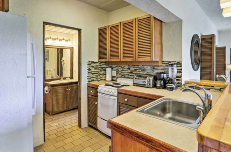 All appliances and cooking wares are available to prepare meals and drinks.