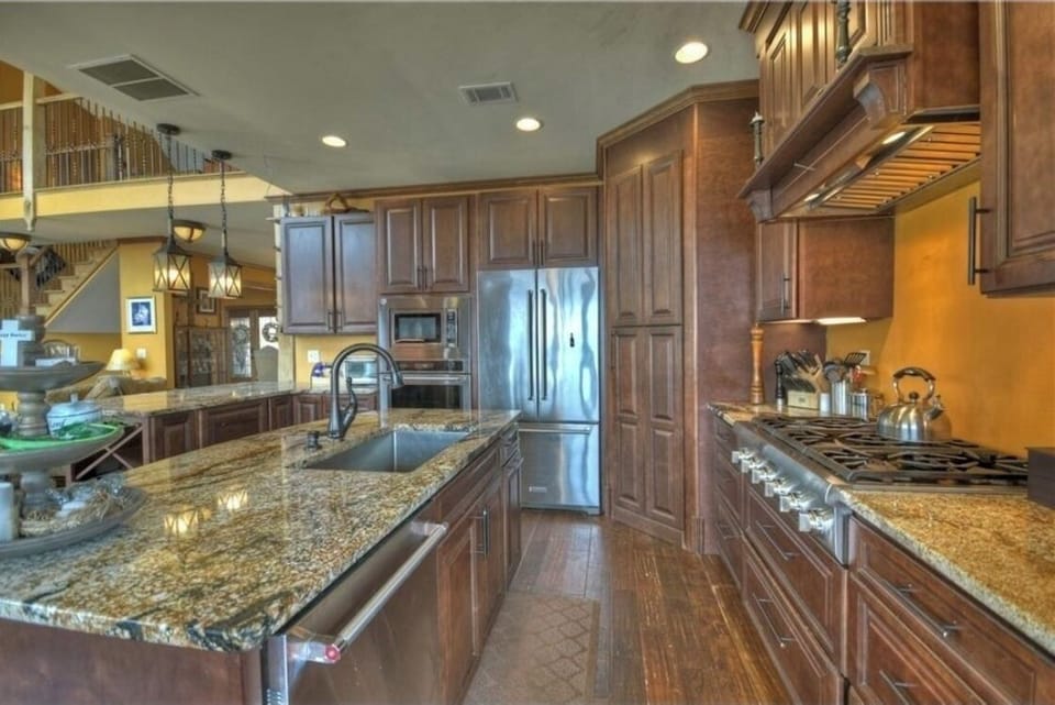 Chef’s Stunning Kitchen w/ 6 burner Pro SS Thermador Range, wine cooler & views