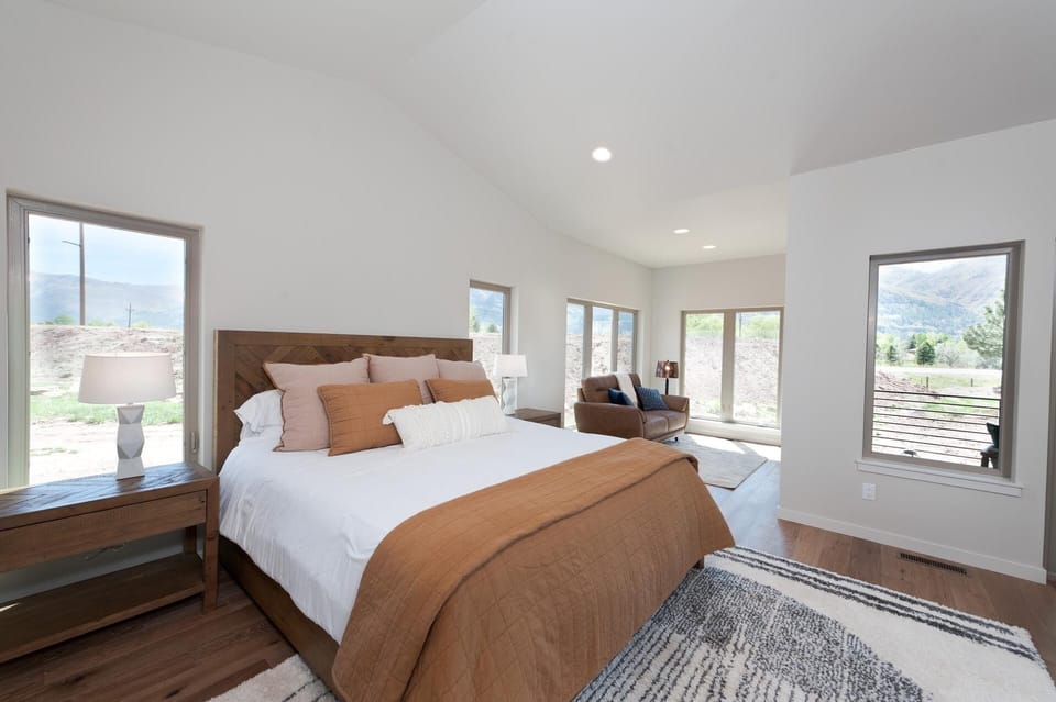 Master Bedroom - King with TV and gas fireplace (en suite bathroom) and deck access