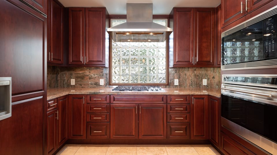 Gourmet kitchen with gas cooktop,
