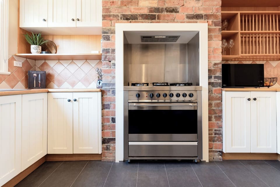 Gas stove integrated into the brick features