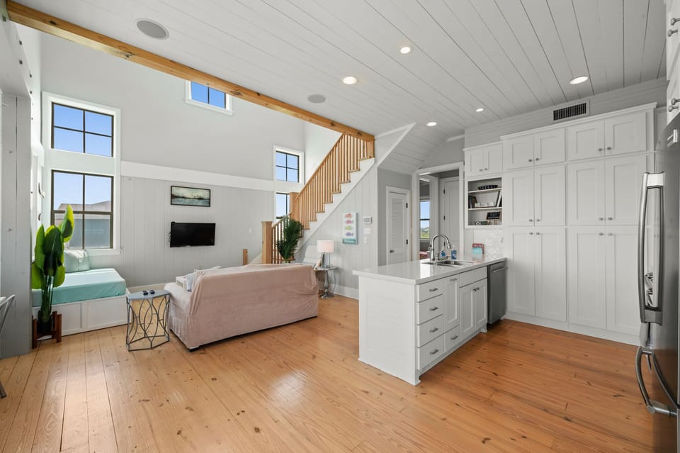 Open concept living room/kitchen