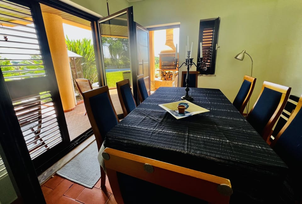 Sala de refeições com acesso à zona de churrasco e jardim 
