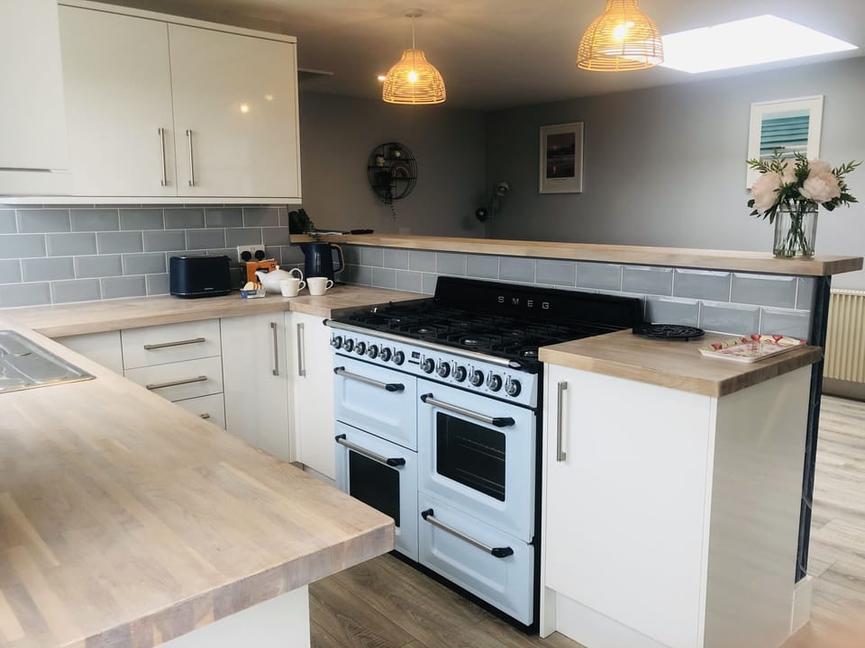 Well equipped kitchen with Smeg range cooker.