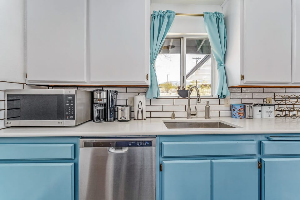 Fully equipped kitchen with view to the back yard. A nice cooking vibe :-)