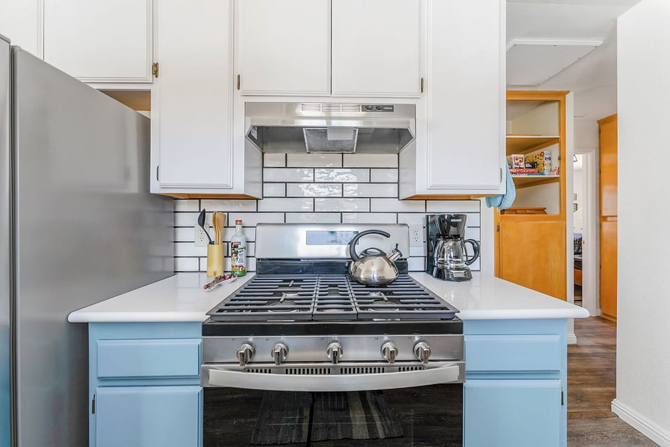 Large oven / stove w all the cooking utensils 