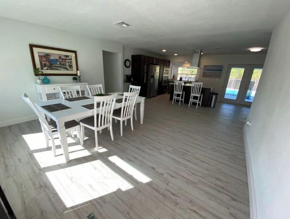 Dining seats 6. The double doors open to the pool. Enjoy the wide open area.

