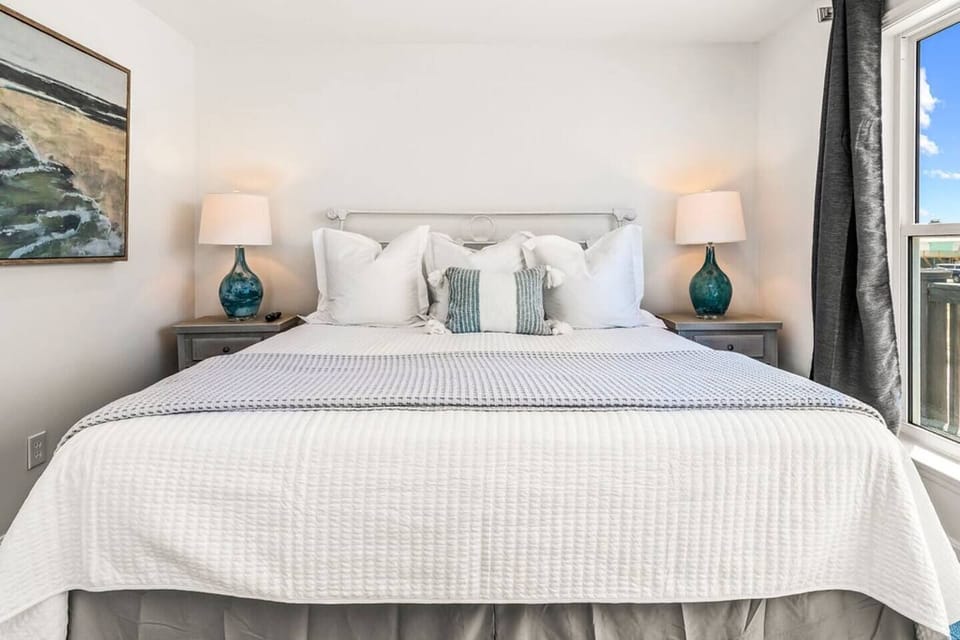 Welcome to this stylish king bedroom featuring a cozy twin daybed with a pull-out trundle, perfect for extra guests or family. Comfort and versatility in one beautiful space