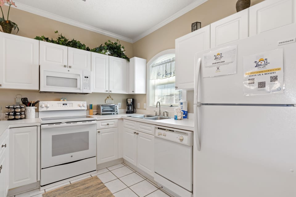 Fully stocked kitchen with all you need to cook that perfect family dinner.
