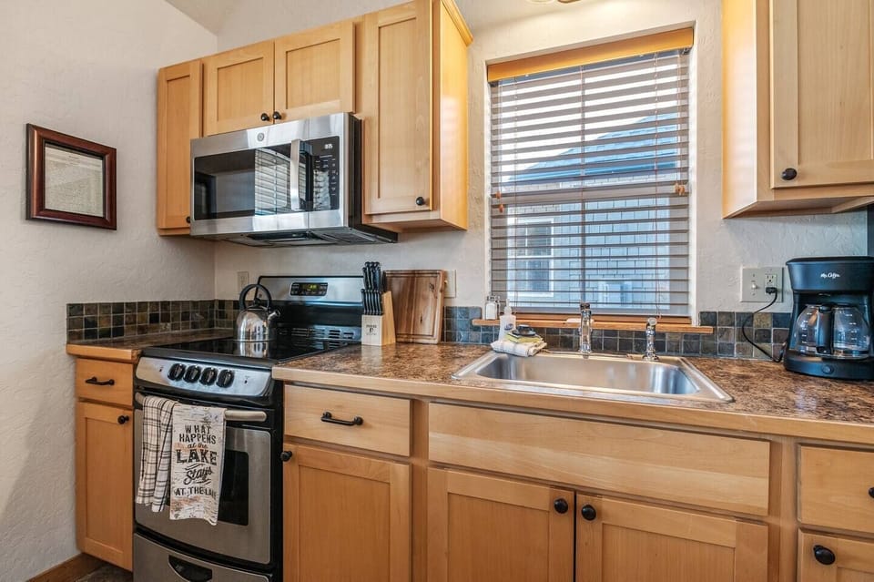 Easy cooking kitchen with all the basic equipment and utensils.