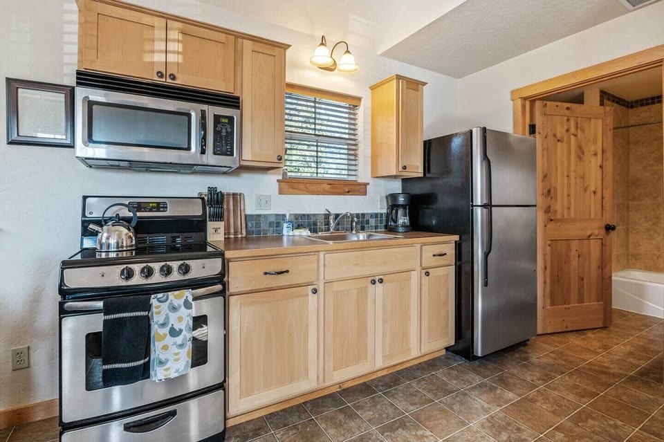 Perfect smaller kitchen to cook up a delicious meal.