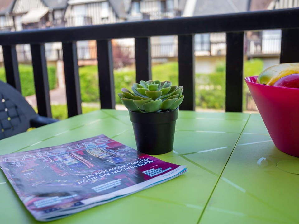 Sky, Plant, Building, Daytime, Property, Window, Tree, Architecture, Urban Design, Leisure