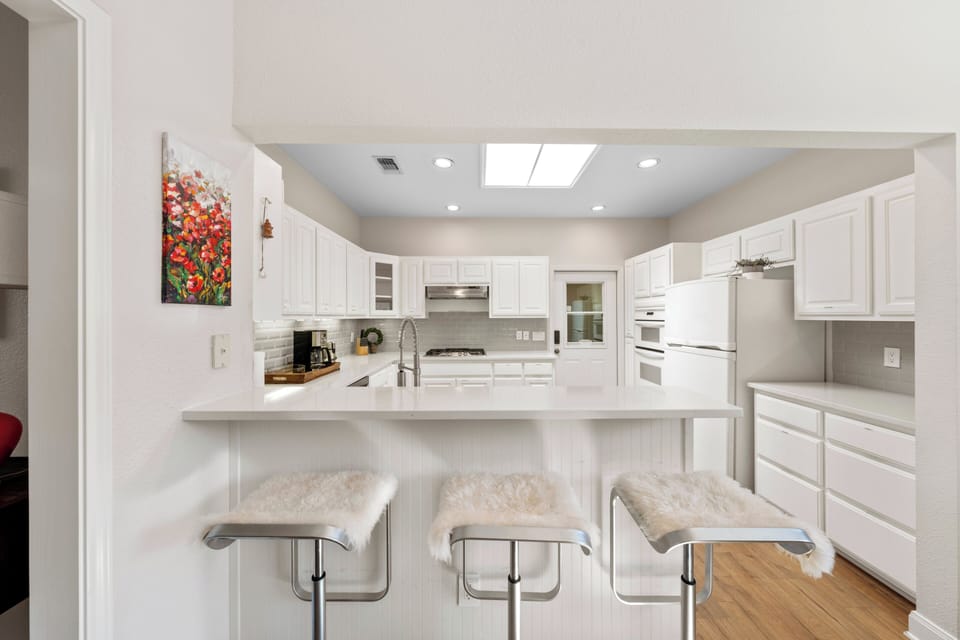 Kitchen and Restaurant bar, seating for 3