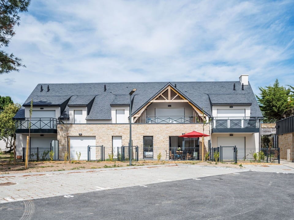 Water, Sky, Property, Plant, Building, Cloud, Swimming Pool, Tree, Residential Area, Grass