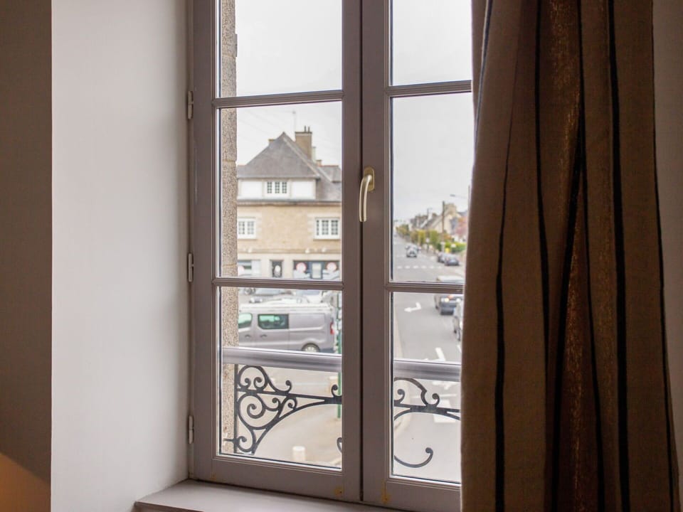 Plant, Building, Sky, Daytime, Property, Window, Tree, Urban Design, Neighbourhood, Condominium