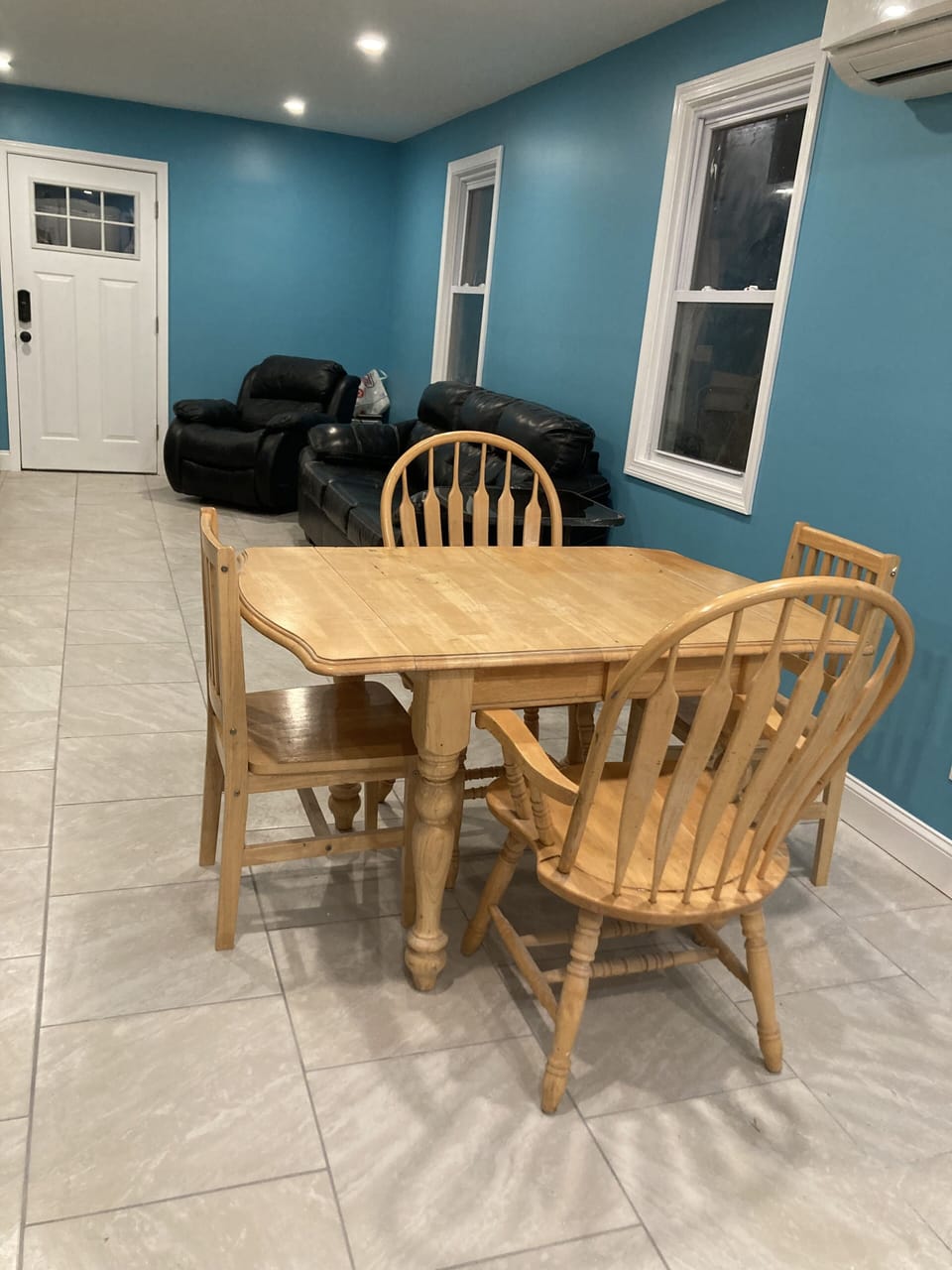 Dining area with 6 chairs (4 shown)