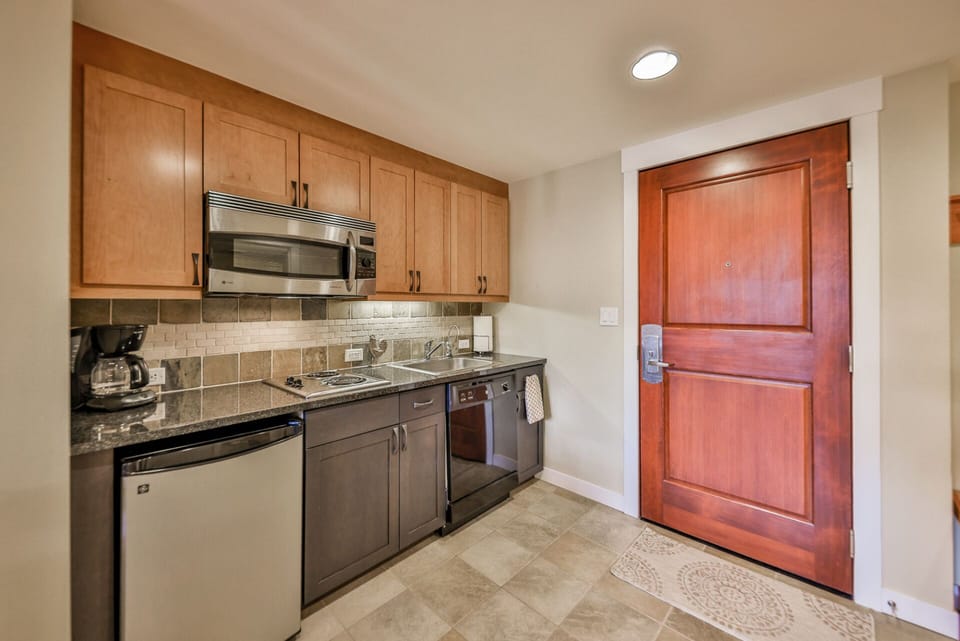 Dishwasher, microwave, 2 burners