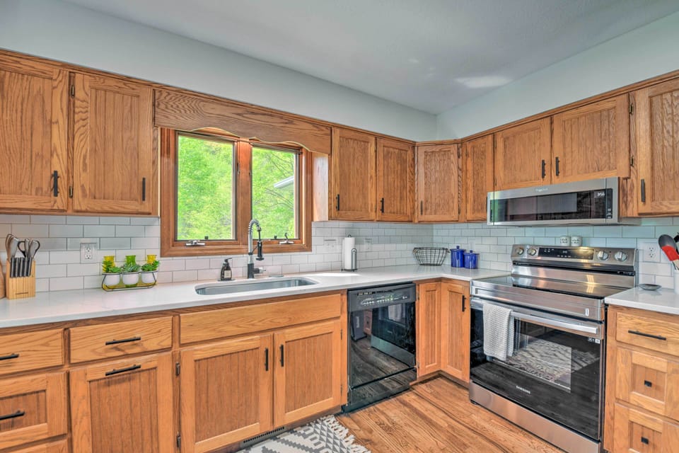 Upper Kitchen | Dishware/Flatware | Complimentary Spices