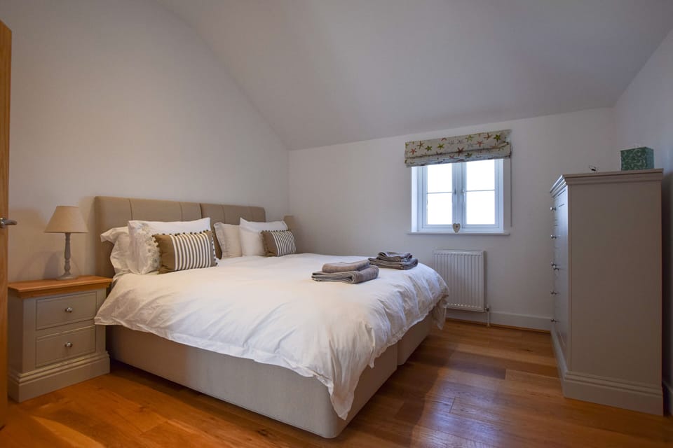 Superking bedroom  with Somnos beds and en-suite shower room