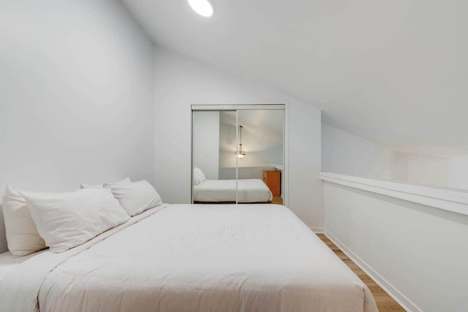 Bedroom 5 : 1 Queen bed (2 people)