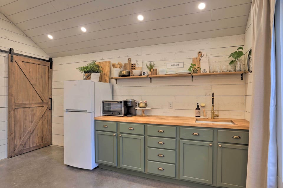 Kitchenette | Well-Equipped | Keurig Coffee Maker