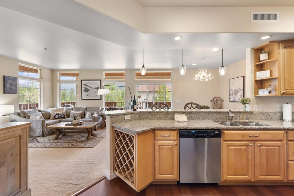 Kitchen with Eating Space at the Bar