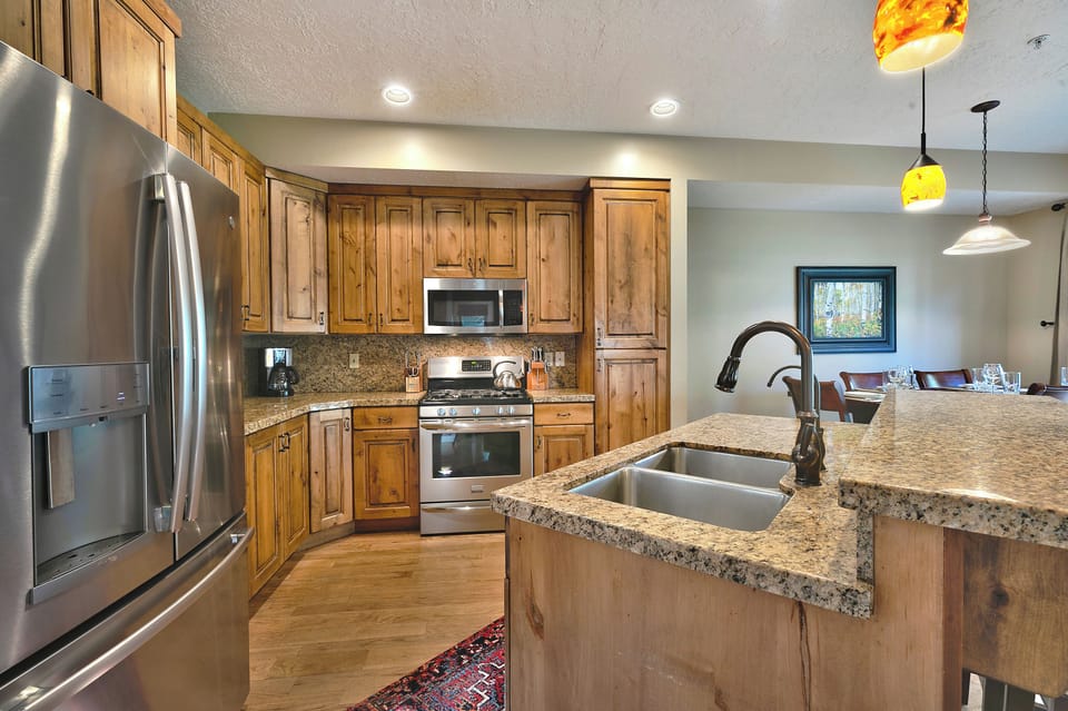 Fully equipped kitchen, stainless steel appliances, French door refrigerator and gas range