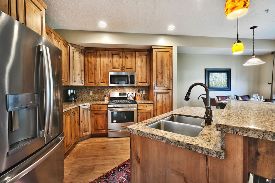 Fully equipped kitchen, stainless steel appliances, French door refrigerator and gas range
