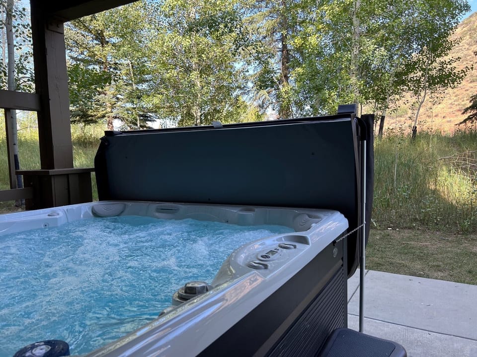 Spacious private jetted hot tub overlooking aspens