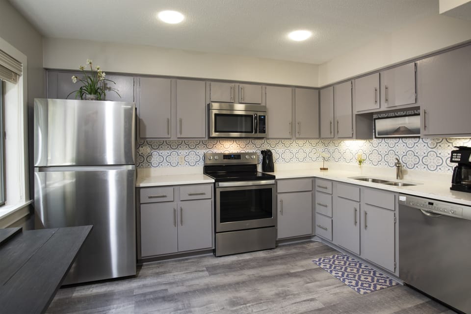 Newly remodeled, fully equipped kitchen