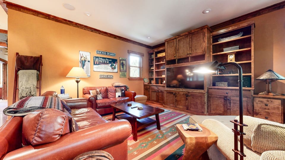 Living Room, Room, Indoors, Furniture, Couch