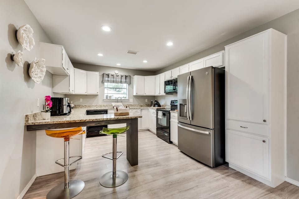 Full size kitchen w/ microwave, oven, full size fridge/freezer with ice & water