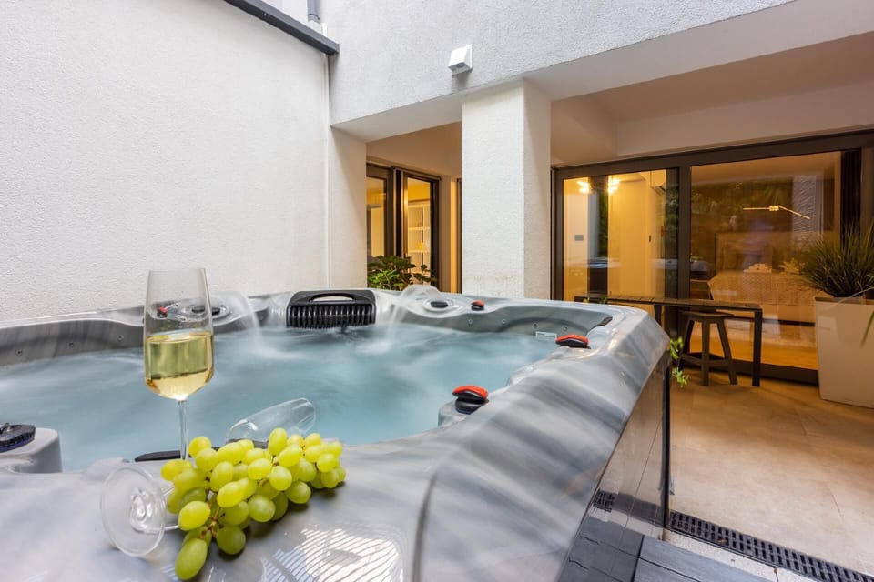 Indoor spa tub