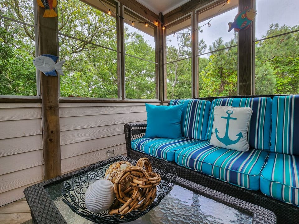 Screened in Porch 2023